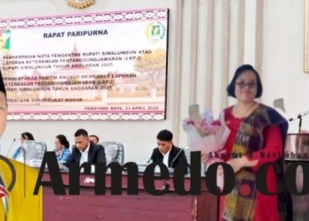 Ketua DPRD Simalungun, Sugiarto SE dan Setwan Justina Purba. Latar belakang suasana Paripurna LKPJ