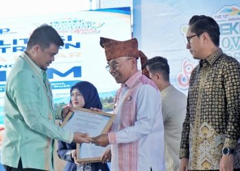 Gubsu Bobby Nasution pasca memberi penghargaan terbaik ke I PIISU kepada Bupati Anton