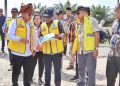 Bupati Anton saat mendengarkan pemaparan Kadis PUTR Simalungun Hotbinson Damanik
