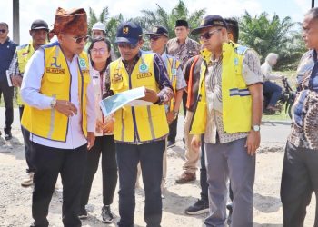Bupati Anton saat mendengarkan pemaparan Kadis PUTR Simalungun Hotbinson Damanik