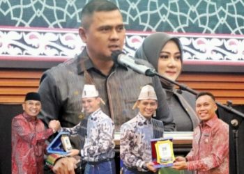 Bupati dan Wakil beri cinderamata ke Dandim 0207/Sml yang lama latar belakang Dandim 0207/Sml yang baru