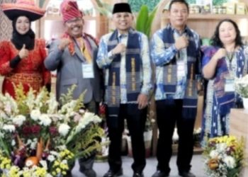Bupati Anton, Kadistan Simalungun Jenri Saragih serta warga pakaian adat Karo