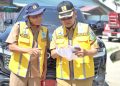 Bupati Anton Achmad Saragih saat berkordinasi dengan Kadis PUTR Hotbinson Damanik