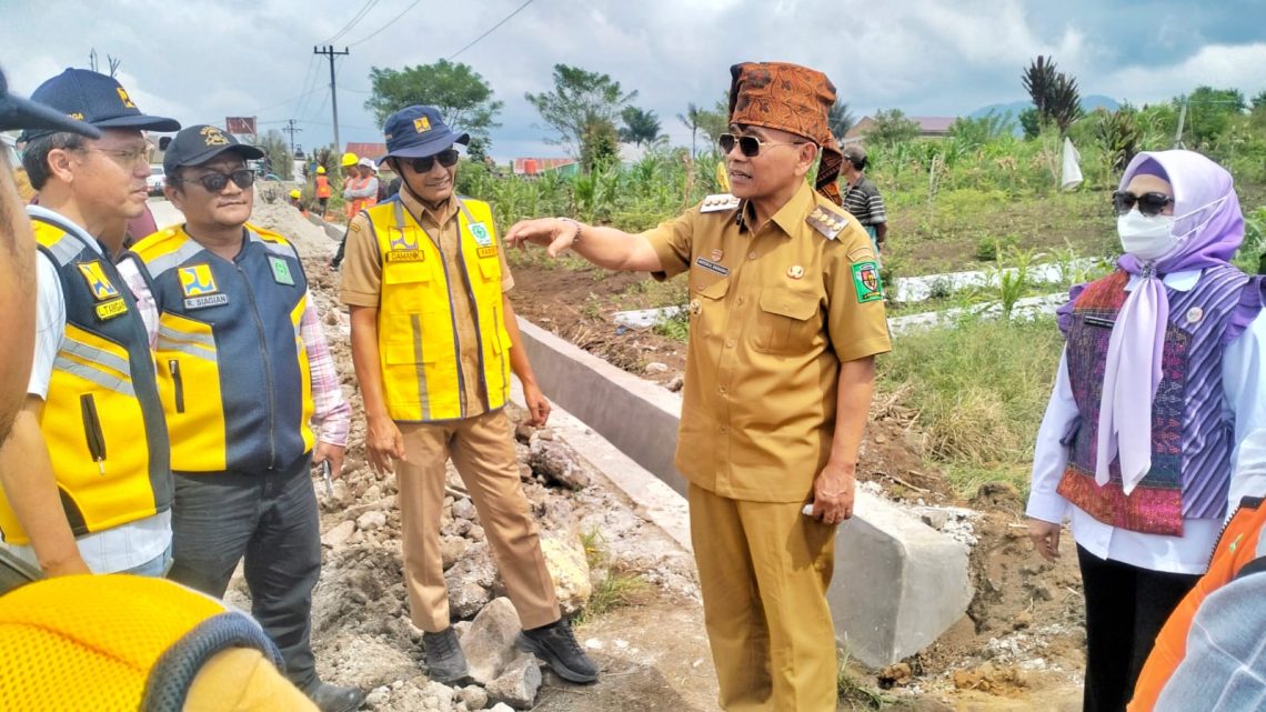 Bupati dan ketua TP PKK bersama Kadis PUTR Simalungun pasca di lokasi
