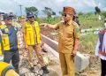 Bupati dan ketua TP PKK bersama Kadis PUTR Simalungun pasca di lokasi