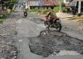 Jalan Saribudolok atas bertabur lobang yang senantiasa mengancam keselamatan pengguna jalan