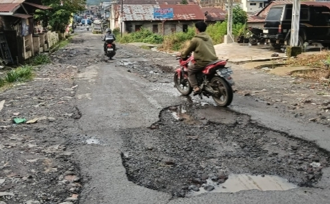 Jalan Saribudolok atas bertabur lobang yang senantiasa mengancam keselamatan pengguna jalan