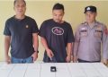Tersangka diapit petugas di Mapolsek Pamatang Silimakuta