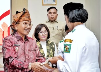 Bupati Anton Achmad Saragih pasca memberikan apresiasi kepada Paskibraka HUT RI ke 81