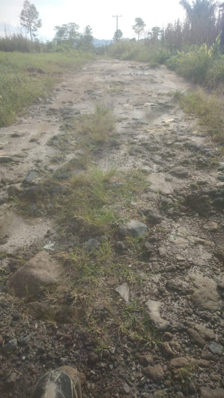 Jalan rusak di Simalungun bertambah parah kondisinya