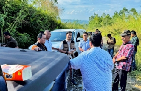 Sekda Simalungun Mixnon membelakangi lensa kamera saat memberi pencerahan