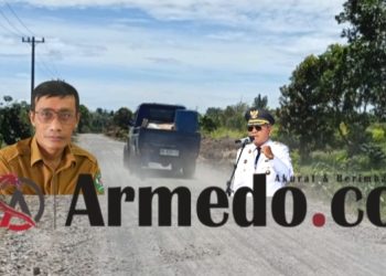 Bupati Anton, Kadis PUTR Simalungun Hotbinson dengan latar belakang debu proyek jalan yang dikeluhkan warga