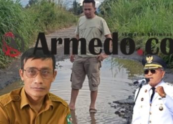 Warga berdiri di atas jalan Hinalang kondisi tergenang air