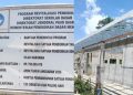 Papan informasi kegiatan dan pengerjaan revitalisasi yang pelaksananya ditunjuk orang Dinas Pendidikan