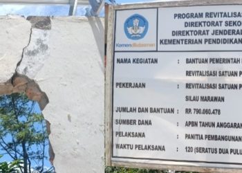 Pengerjaan revitalisasi gedung SD Negeri dan papan informasi sumber dana proyek