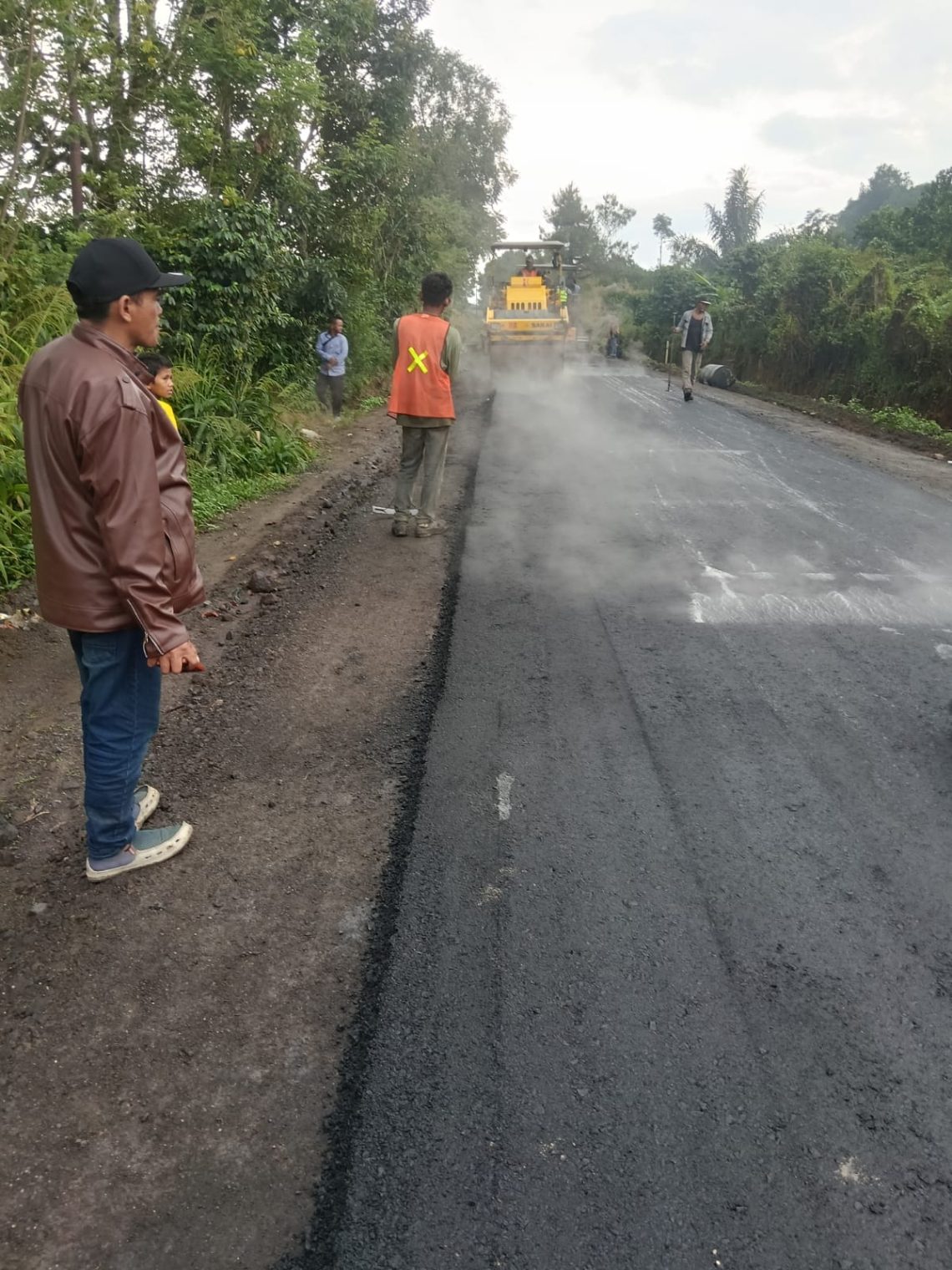 Pengaspalan jalan proyek milik Dinas PUTR Simalungun yang terindikasi asal jadi