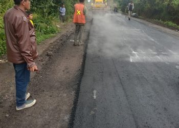 Pengaspalan jalan proyek milik Dinas PUTR Simalungun yang terindikasi asal jadi