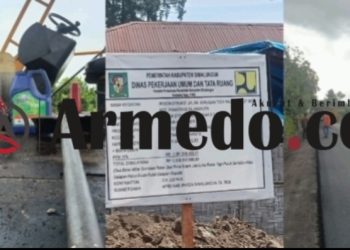 Jerigen berisi solar diduga BBM Subsidi, plang proyek dan pengaspalan kondisi lapis bawah keadaan becek