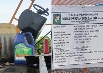 Jerigen berisi solar diduga solar bersubsidi dan papan proyek milik Dinas PUTR Simalungun
