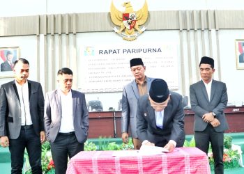 Bupati Simalungun pasca melakukan penandatangan disaksikan unsur pimpinan DPRD
