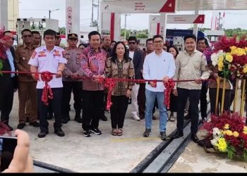 Pengguntingan pita lounching operasional SPBU di Hinalang