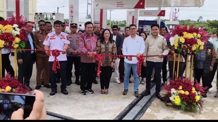 Pengguntingan pita lounching operasional SPBU di Hinalang
