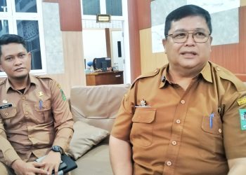 Sekda Simalungun didampingi Kadis Kominfo Simalungun pasca memberikan keterangan pers