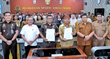 Pemkab Simalungun dan Kejari Simalungun fhoto bersama usai penandatanganan fakta integritas