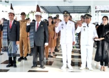 Prosesi pengambilan sumpah jabatan didampingi rohaniawan