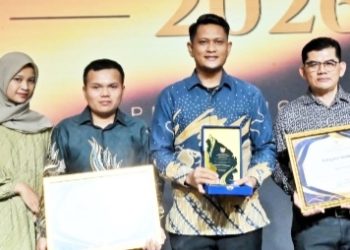 Kadis Kominfo Simalungun, Akbar Siregar pasca menerima piagam penghargaan