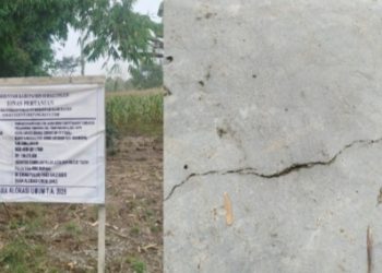 Plang proyek dan rabat beton dengan kondisi retak memanjang