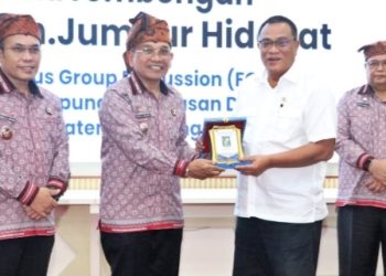 Moment pasca Bupati menyerahkan plakat penghargaan kepada Mentri Lingkungan Hidup