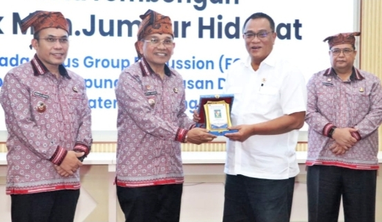 Moment pasca Bupati menyerahkan plakat penghargaan kepada Mentri Lingkungan Hidup