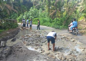 PERBAIKAN JALAN BLOK 8-SIMPANG TANGGA BATU , KOLABORASI DUA PANGULU NAGORI