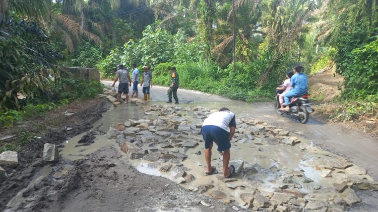 PERBAIKAN JALAN BLOK 8-SIMPANG TANGGA BATU , KOLABORASI DUA PANGULU NAGORI
