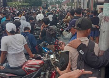Wali Kota Tandatangani Pakta Integritas yang Disampaikan Demonstran Saat Demo