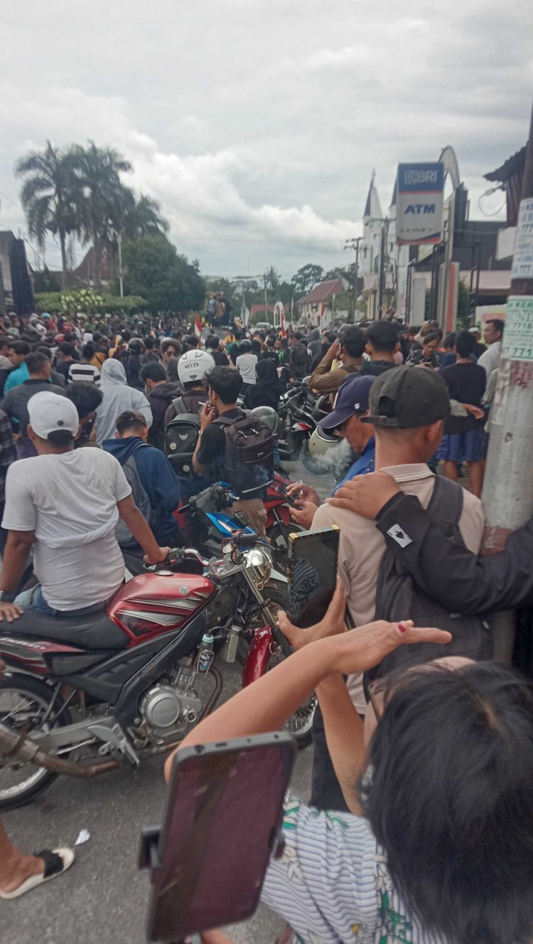 Wali Kota Tandatangani Pakta Integritas yang Disampaikan Demonstran Saat Demo