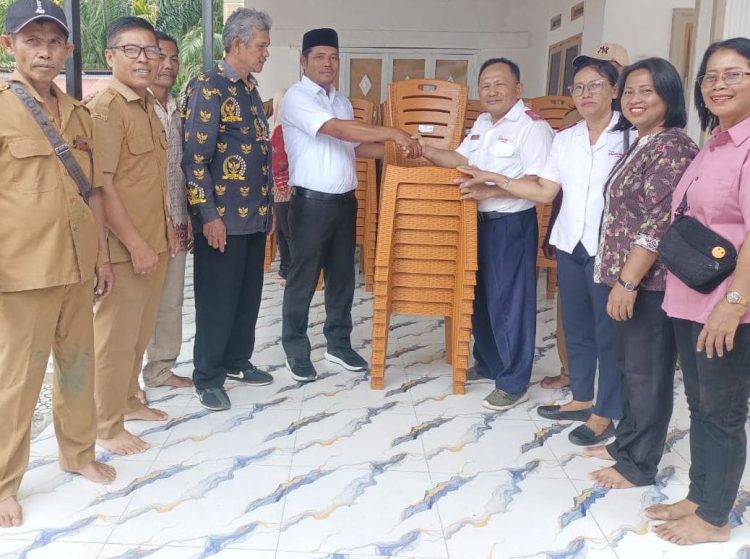 PEMNAG LUMBAN GORAT SERAHKAN BANTUAN TJSL KE RUMAH IBADAH