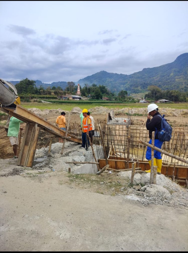 PEMBANGUNAN CHEK DAM DI DESA SITORANG MEMANFAATKAN MATERIAL LOKAL