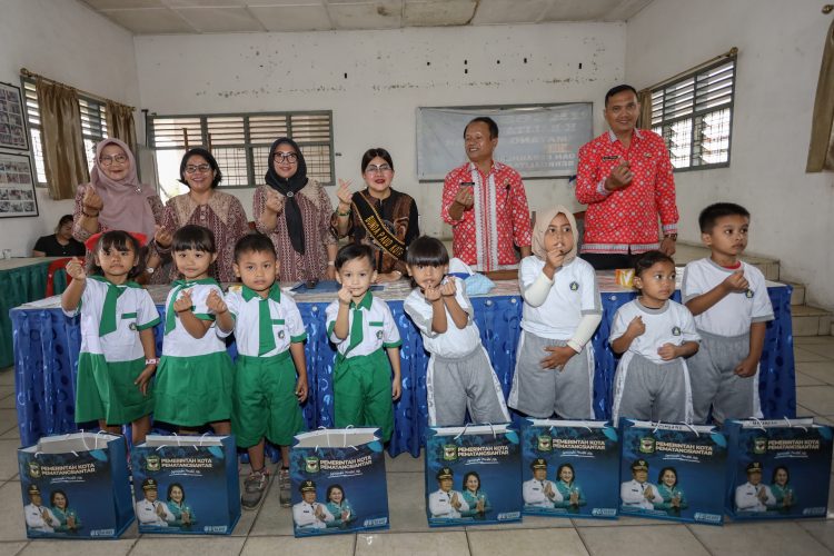 1203 Murid PAUD SAB Peroleh Pakaian Seragam dan Olahraga dari Ketua TP PKK Siantar