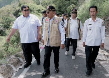 Bupati Tinjau Jalan Longsor Di Haranggaol