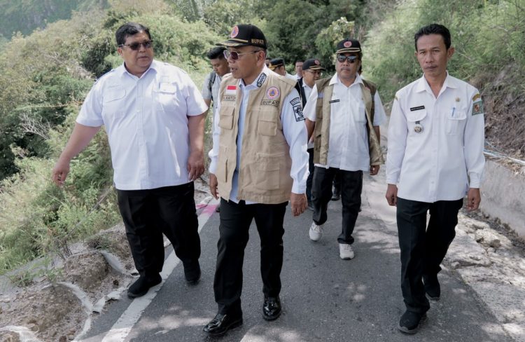 Bupati Tinjau Jalan Longsor Di Haranggaol