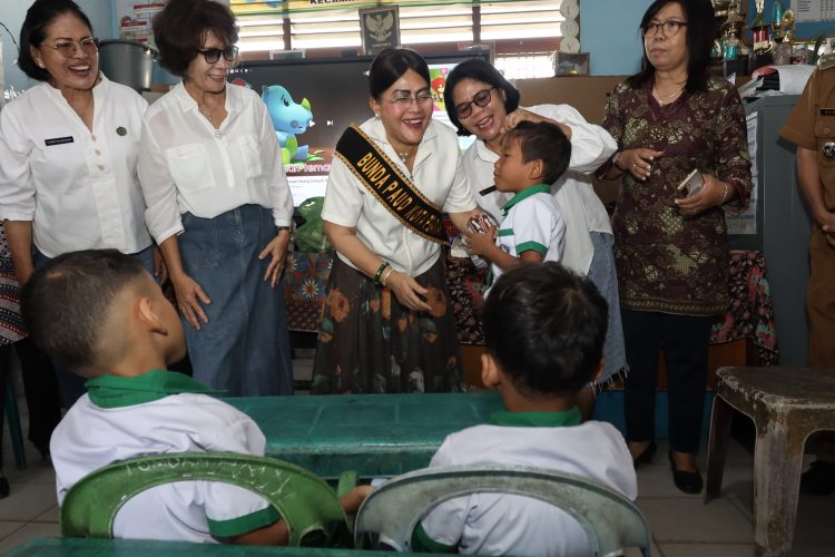 Ketua Tim Penggerak PKK Siantar Tinjau PAUD SAB
