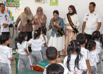 Anak Didik PAUD SAB yang Hafal Pancasila dan Huruf Abjad Peroleh Susu dan Snek dari Ketua TP PKK