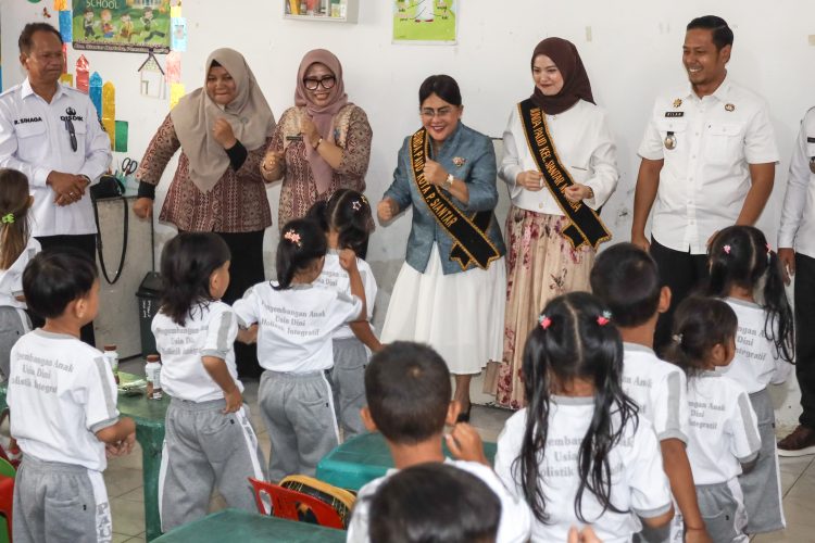 Anak Didik PAUD SAB yang Hafal Pancasila dan Huruf Abjad Peroleh Susu dan Snek dari Ketua TP PKK