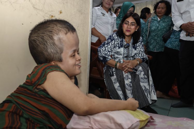 Penderita Hydrocephalus Dapat Kunjungan Ketua TP PKK Siantar