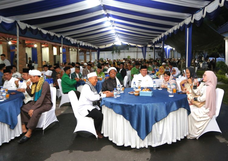 Buka Puasa Bersama Sejumlah Unsur di Rumah Dinas Wali Kota