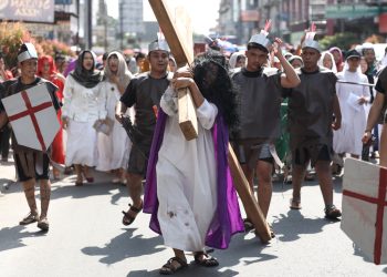 Umat Katolik Pematangsiantar Gelar Jalan Salib Peringati Wafatnya Yesus Kristus