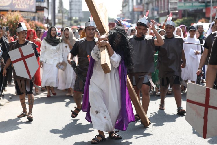 Umat Katolik Pematangsiantar Gelar Jalan Salib Peringati Wafatnya Yesus Kristus