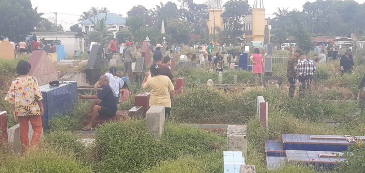 Pulang Ibadah, Umat Kristen Ziarah Ke Makam Orang Tua.